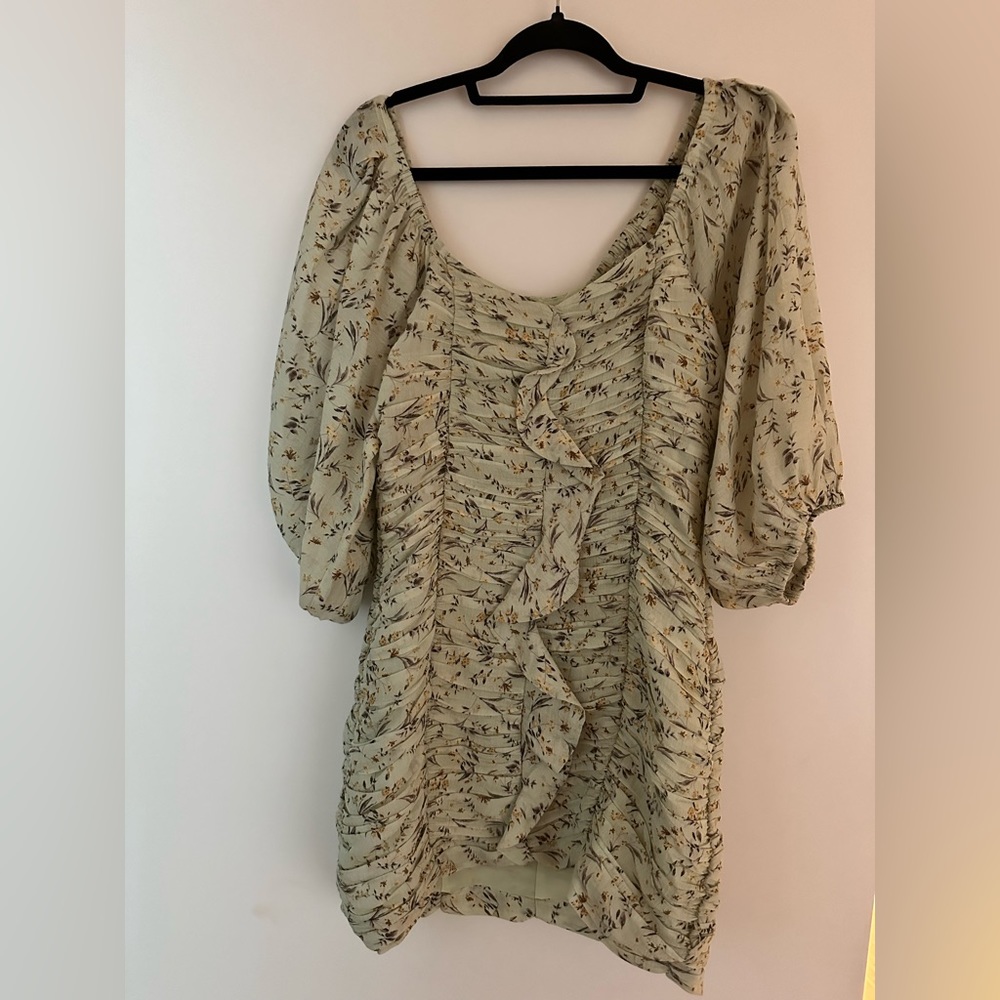 VERY CHIC MINKPINK GREEN FLORAL DRESS w/ PUFFER SLEEVES✨💚